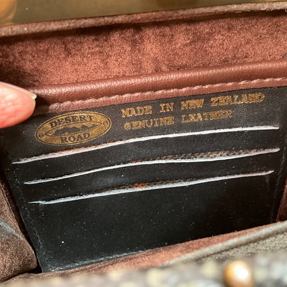 DESERT ROAD Genuine Leather Kiss Lock Mini Bag Crossbody Wallet Removable Strap - Picture 3 of 8